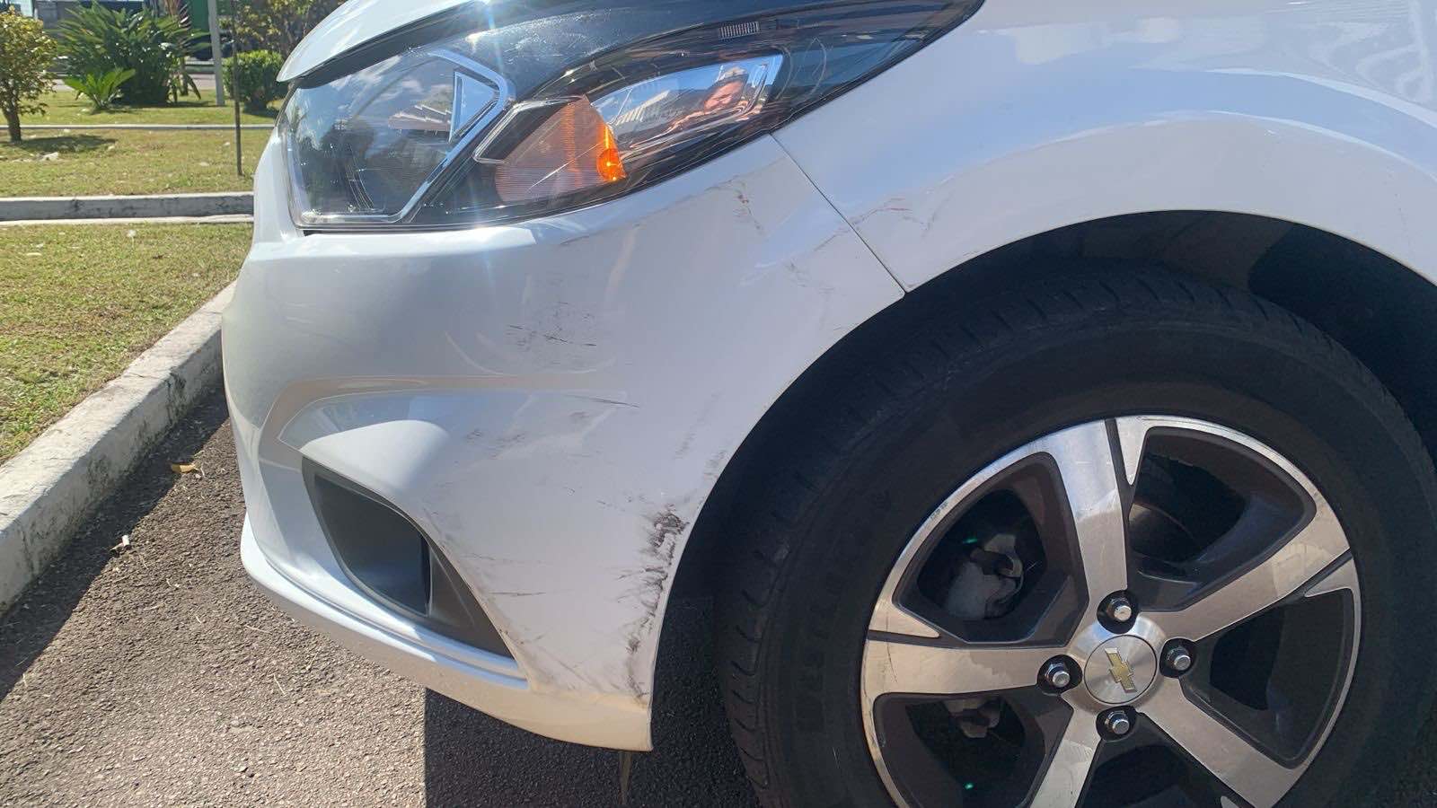 Detalhe de para-choque e farol em recuperação na LUKKAR